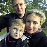 Alexander Litvinenko with wife Marina and six-year-old son Anatoly in 2000