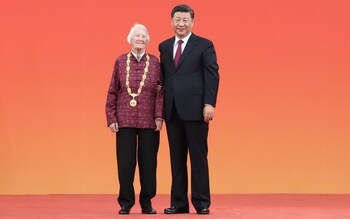 Isabel Crook with Xi Jinping in the Great Hall of the People in Beijing in 2019, after being awarded the Friendship Medal