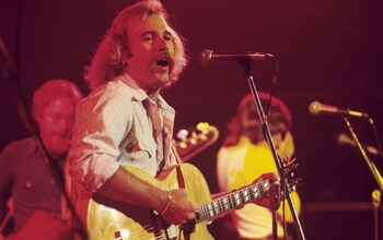 Buffett performs with the Coral Reefer Band in Atlanta, Georgia, 1976