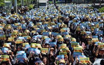 Teachers staged a protest in Yeouido, western Seoul