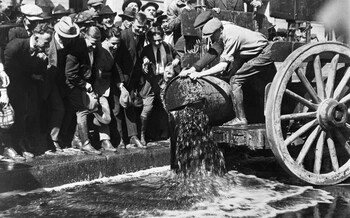 US federal agents pouring wine into the gutter in 1920
